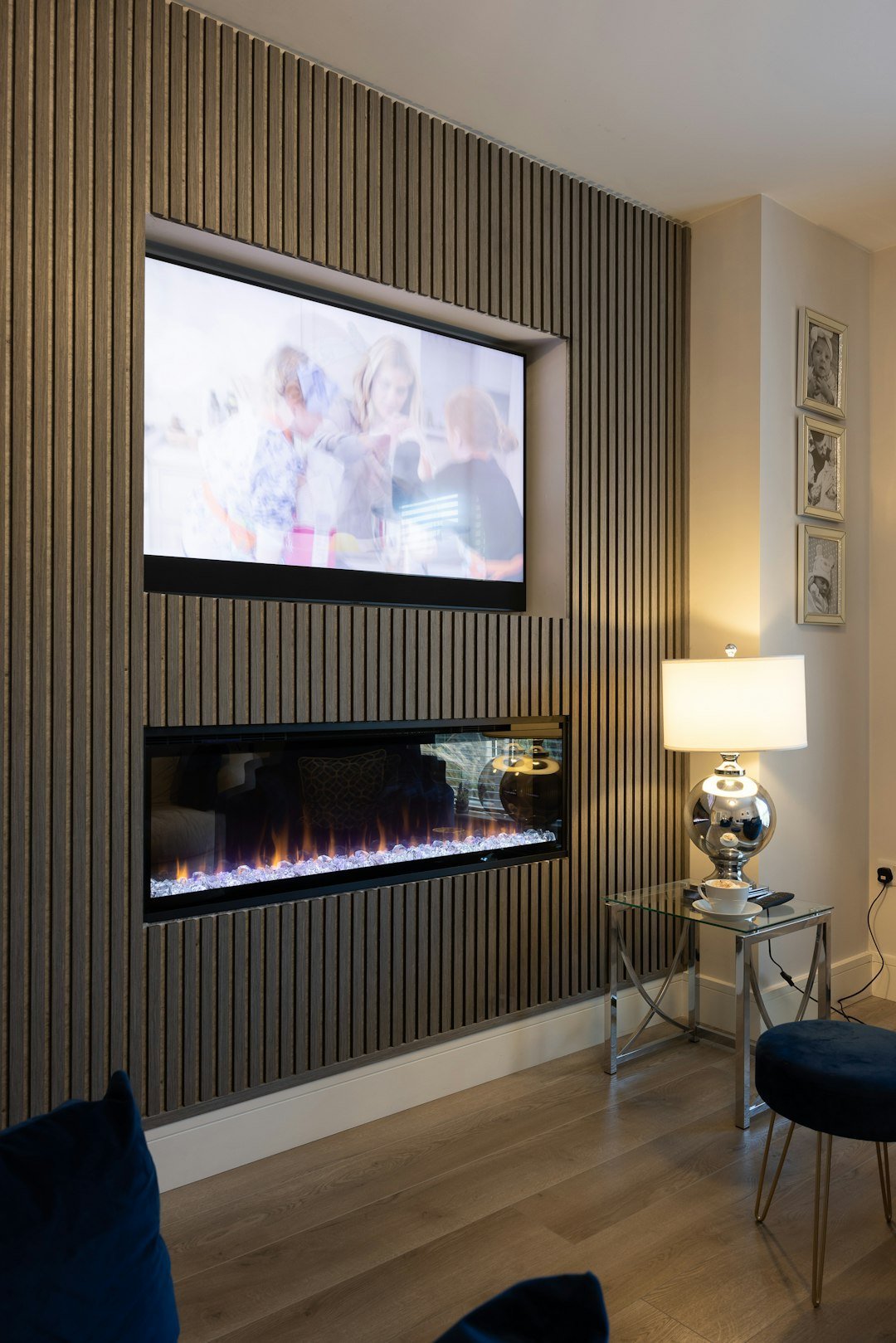 about-01 a-living-room-with-a-fireplace-and-a-flat-screen-tv-tky1hivnc2i